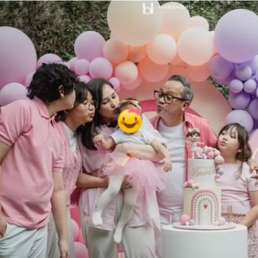 10 Momen ultah anak bungsu Mona Ratuliu, dekorasinya serba pink