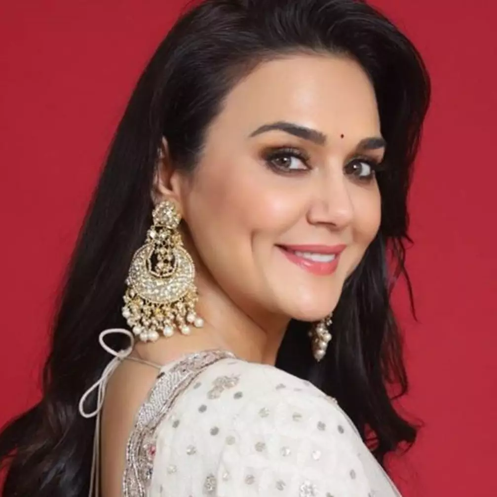 Potret 10 aktris Bollywood era 90-an tanpa makeup, alis Kajol disorot