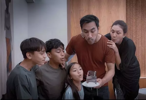 Momen ulang tahun Darius Sinathrya dari berbagai sumber Momen ulang tahun Darius Sinathrya dari berbagai sumber