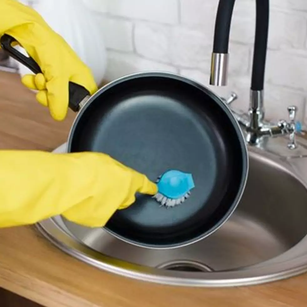 6 Cara membersihkan wajan gosong dengan bahan dapur