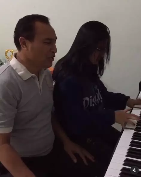 potret 9 finalis Indonesian Idol dengan keluarga dari berbagai sumber potret 9 finalis Indonesian Idol dengan keluarga dari berbagai sumber