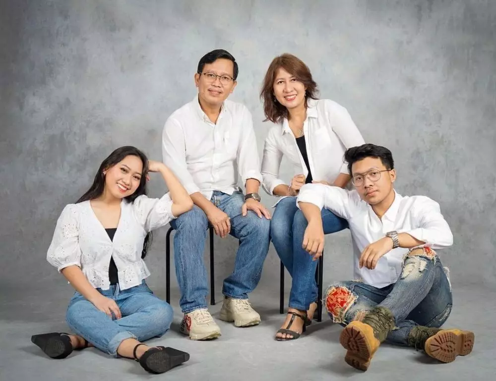 potret 9 finalis Indonesian Idol dengan keluarga dari berbagai sumber potret 9 finalis Indonesian Idol dengan keluarga dari berbagai sumber