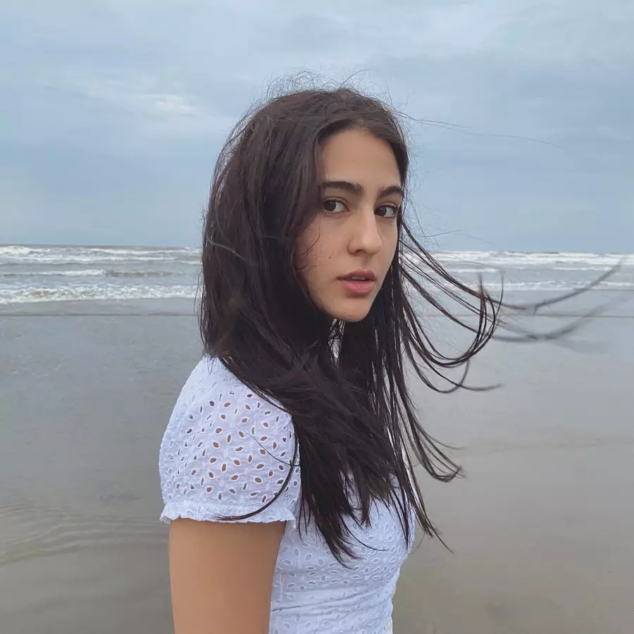 Beda gaya Kareena Kapoor dan Sara Ali Khan Instagram © 2021 brilio.net