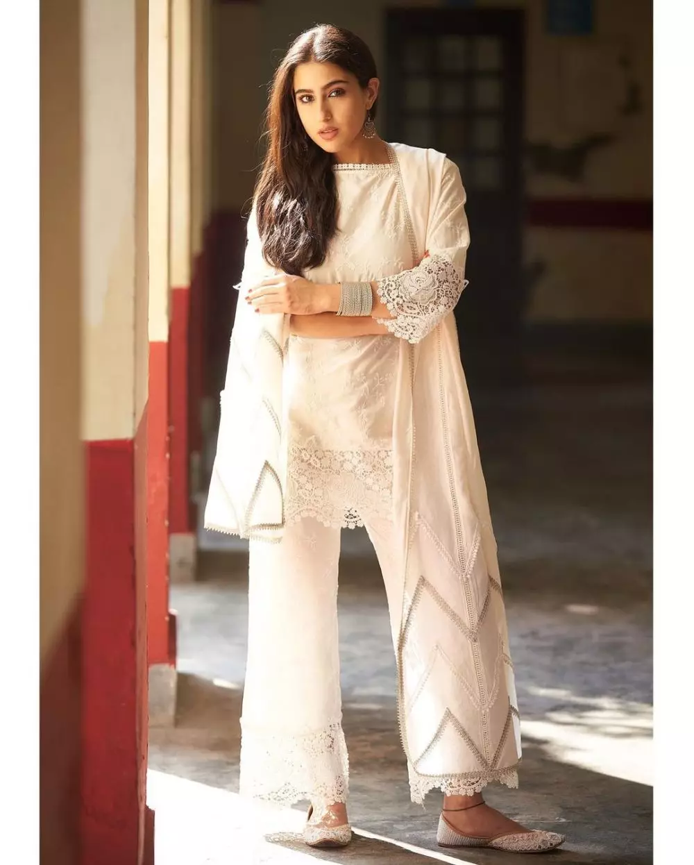 Beda gaya Kareena Kapoor dan Sara Ali Khan Instagram © 2021 brilio.net