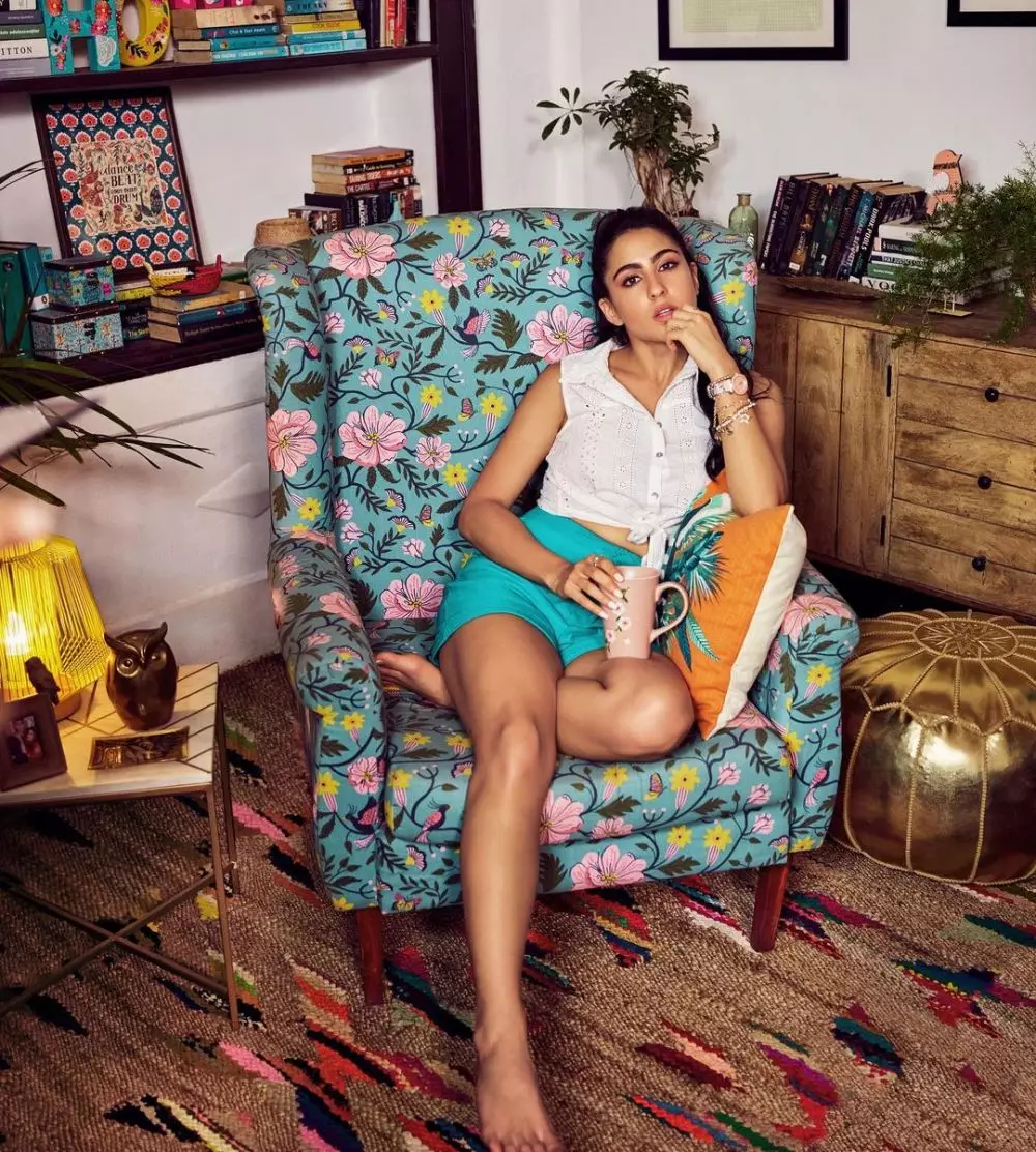 Beda gaya Kareena Kapoor dan Sara Ali Khan Instagram © 2021 brilio.net