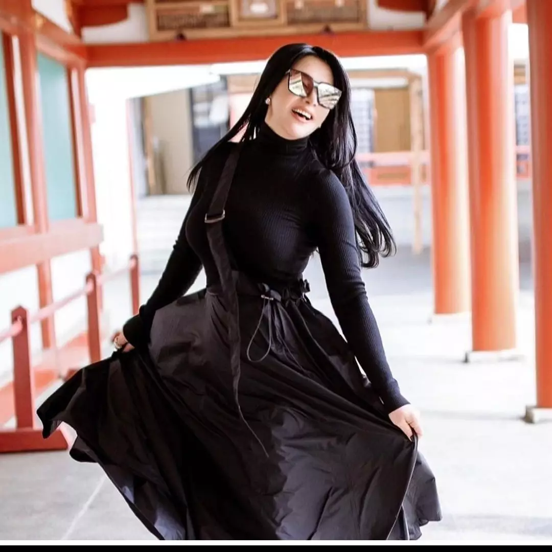 Kakak beradik bak kembar, ini 10 beda gaya Syahrini dan Aisyahrani