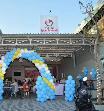 Nama warung dengan kearifan lokal © berbagai sumber