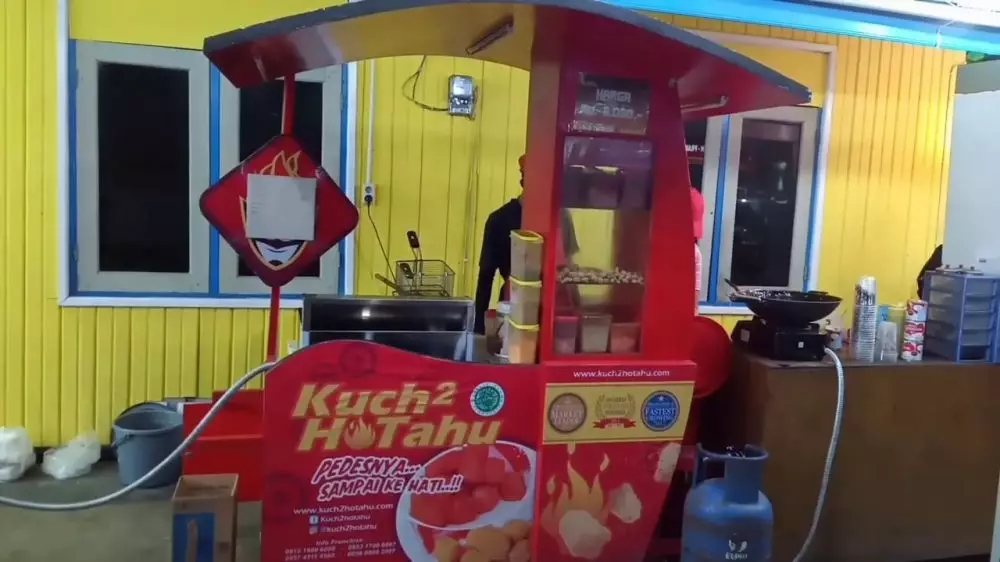 Nama warung dengan kearifan lokal © berbagai sumber