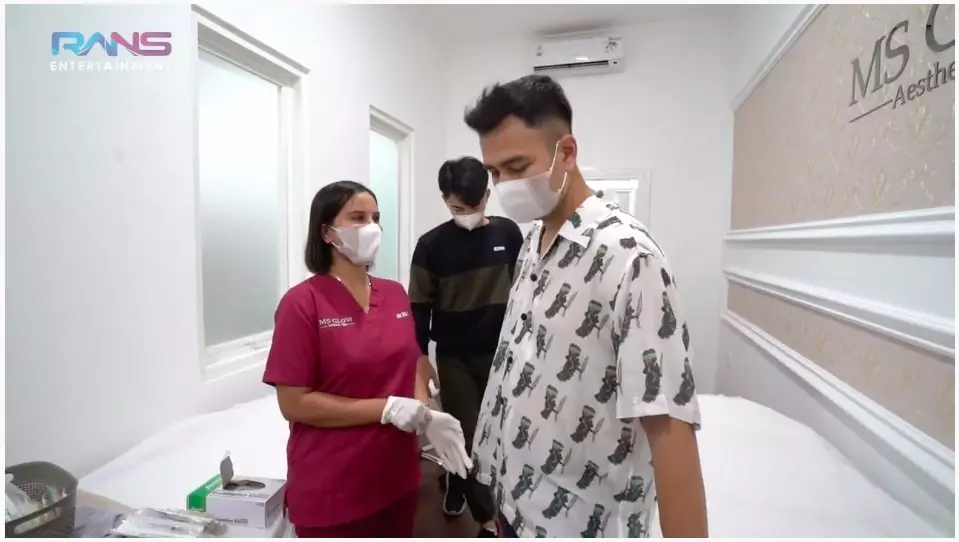 Raffi Ahmad jalani infus kromosom © berbagai sumber Raffi Ahmad jalani infus kromosom © berbagai sumber