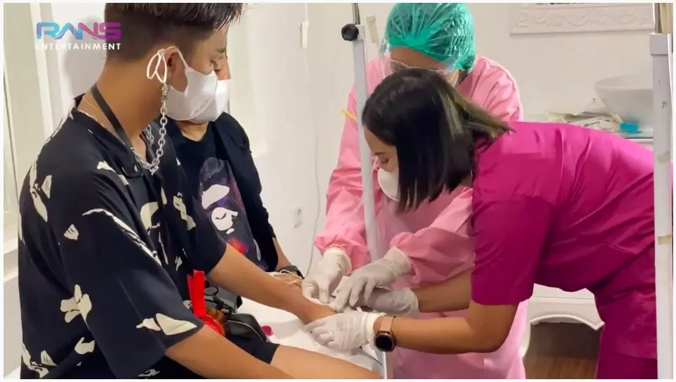 Raffi Ahmad jalani infus kromosom © berbagai sumber Raffi Ahmad jalani infus kromosom © berbagai sumber