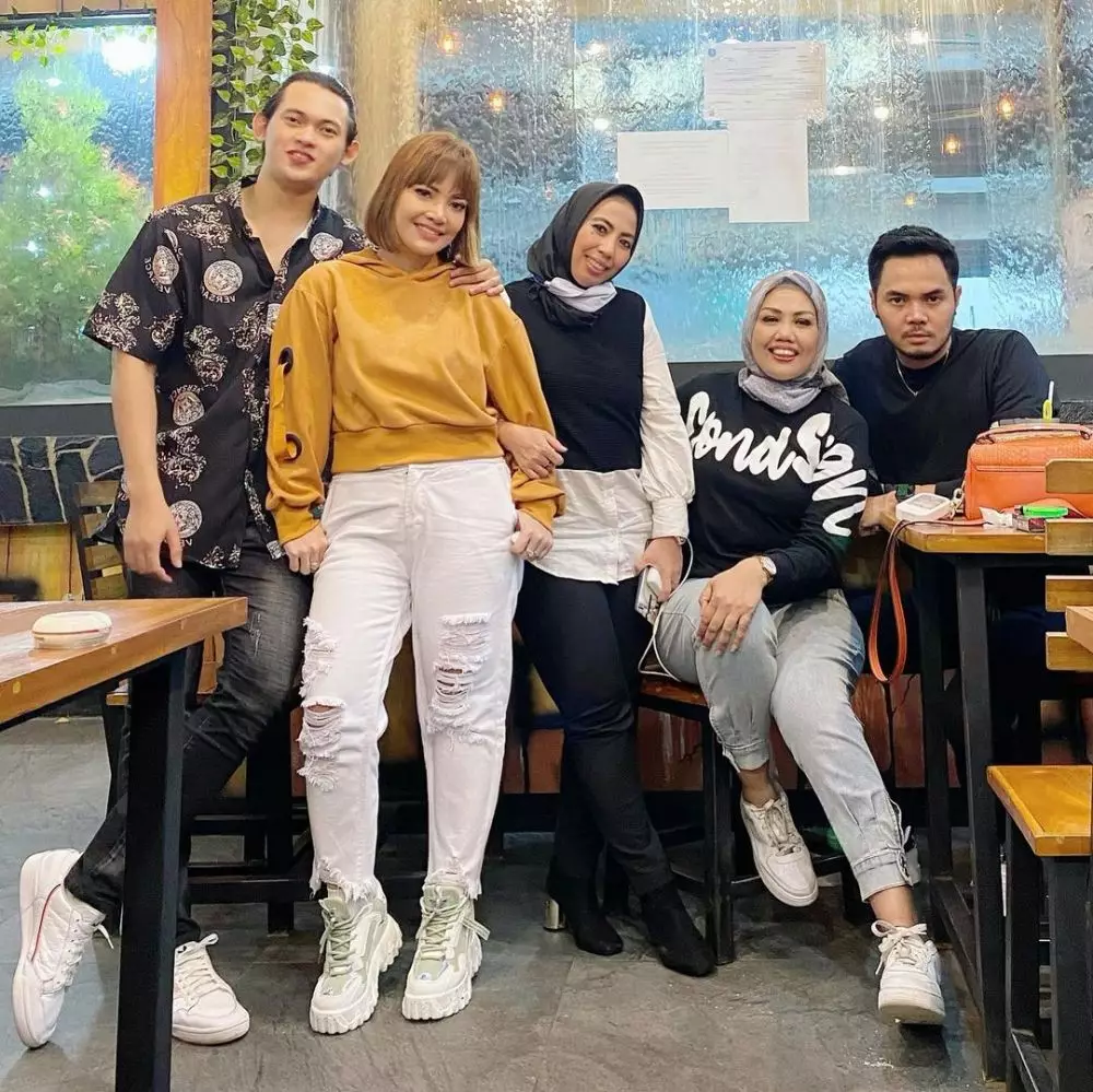 persahabatan elly dan irma © Instagram