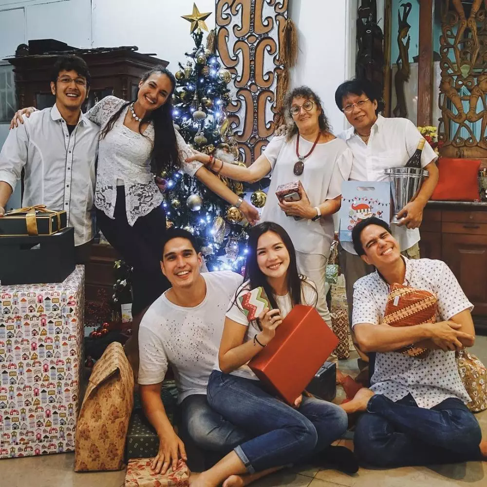 Nadine dan ibu bulenya © Instagram