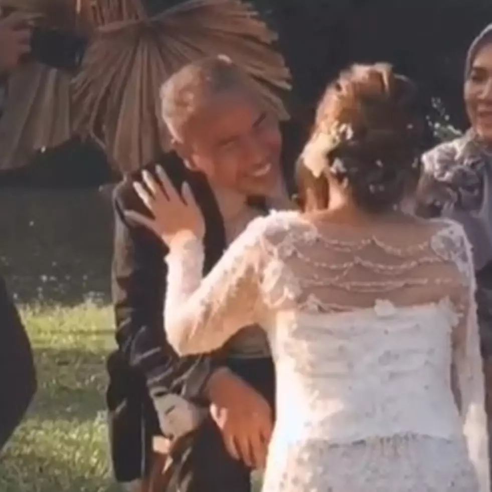 Viral video kocak pengantin wanita 'digaplok' ayahnya saat sungkeman
