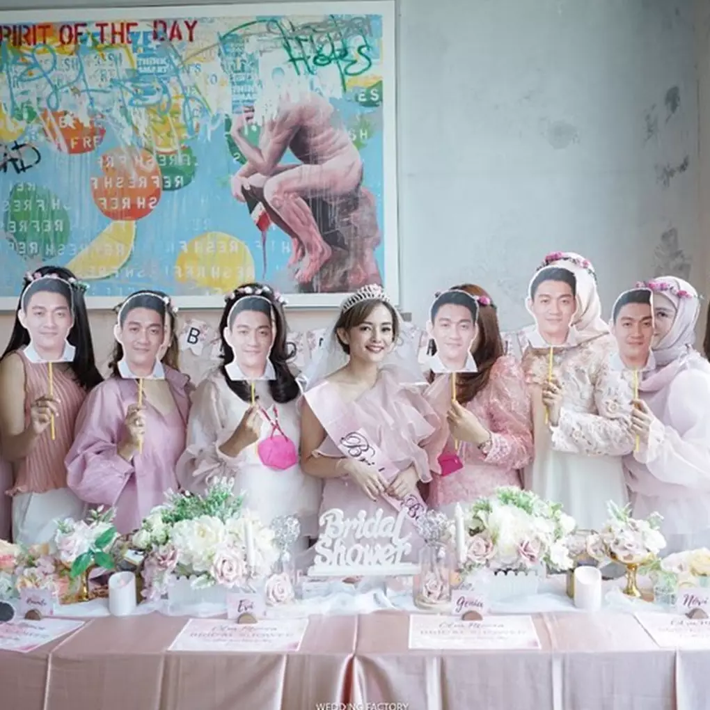 10 Momen bridal shower Citra Monica, wajah cemong diarak keliling mal