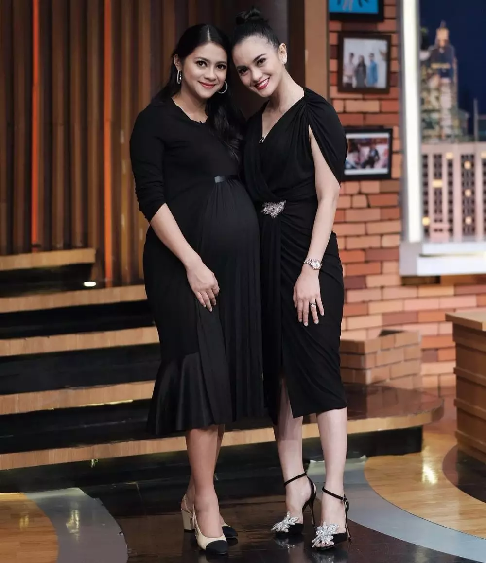 beda gaya Ririn Ekawati dan Rini Yulianti © 2021 brilio.net