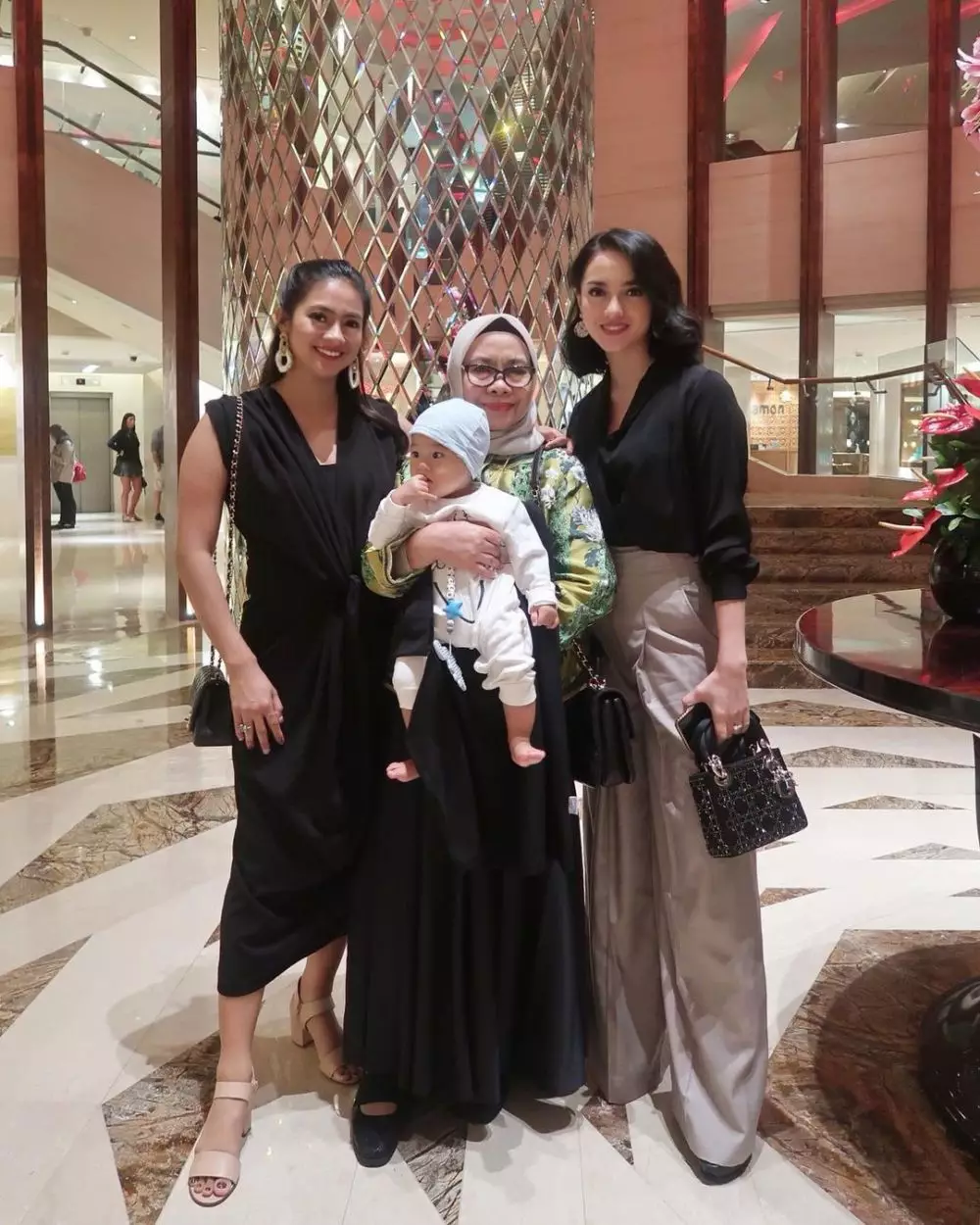 beda gaya Ririn Ekawati dan Rini Yulianti © 2021 brilio.net