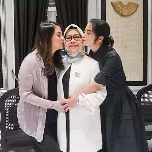 beda gaya Ririn Ekawati dan Rini Yulianti © 2021 brilio.net