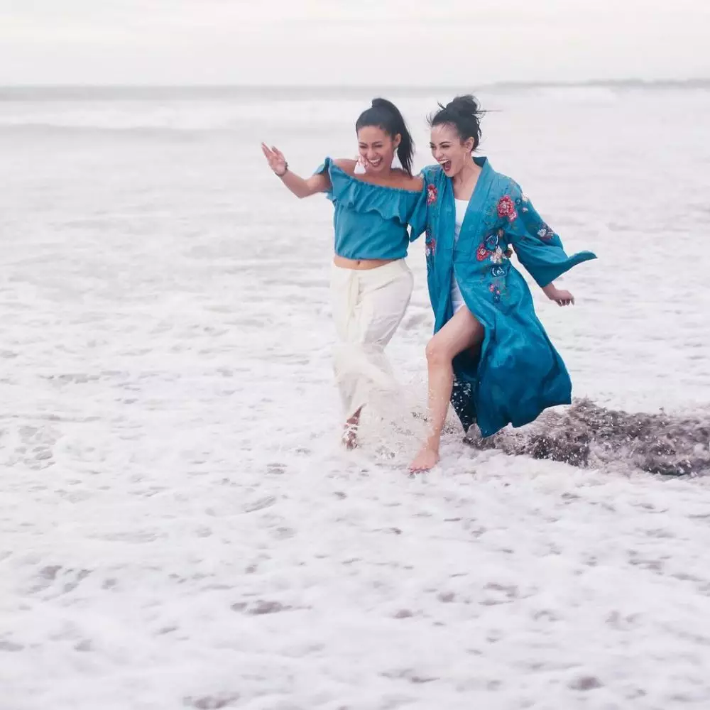 beda gaya Ririn Ekawati dan Rini Yulianti © 2021 brilio.net