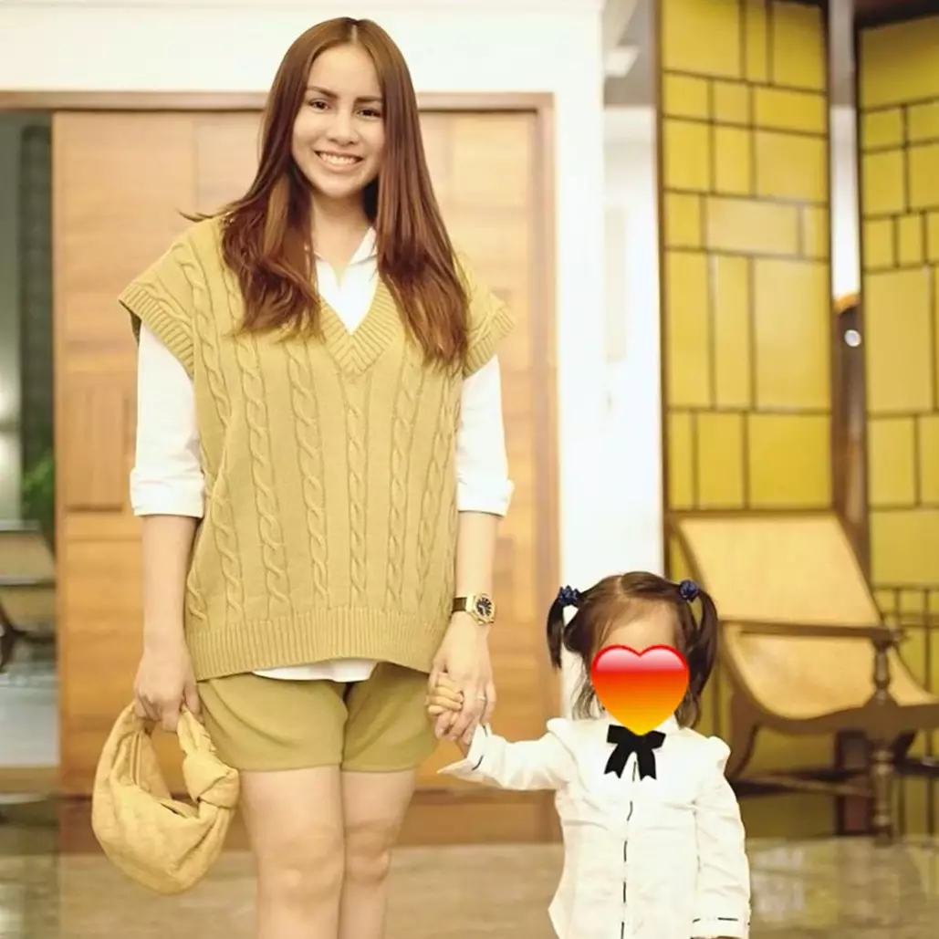 Beda gaya 8 vokalis wanita momong anak, Tantri Kotak tampil kasual