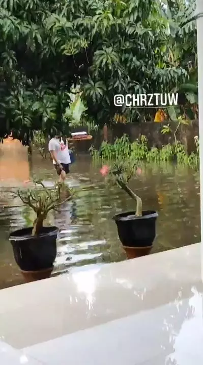 rumah Roy Marten kebanjiran lagi © Instagram