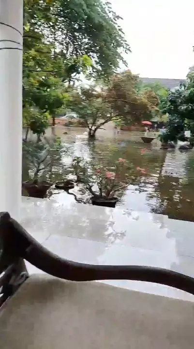 rumah Roy Marten kebanjiran lagi © Instagram