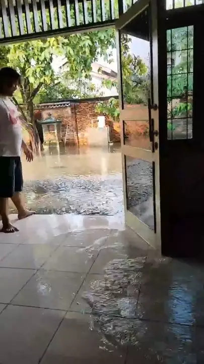 rumah Roy Marten kebanjiran lagi © Instagram