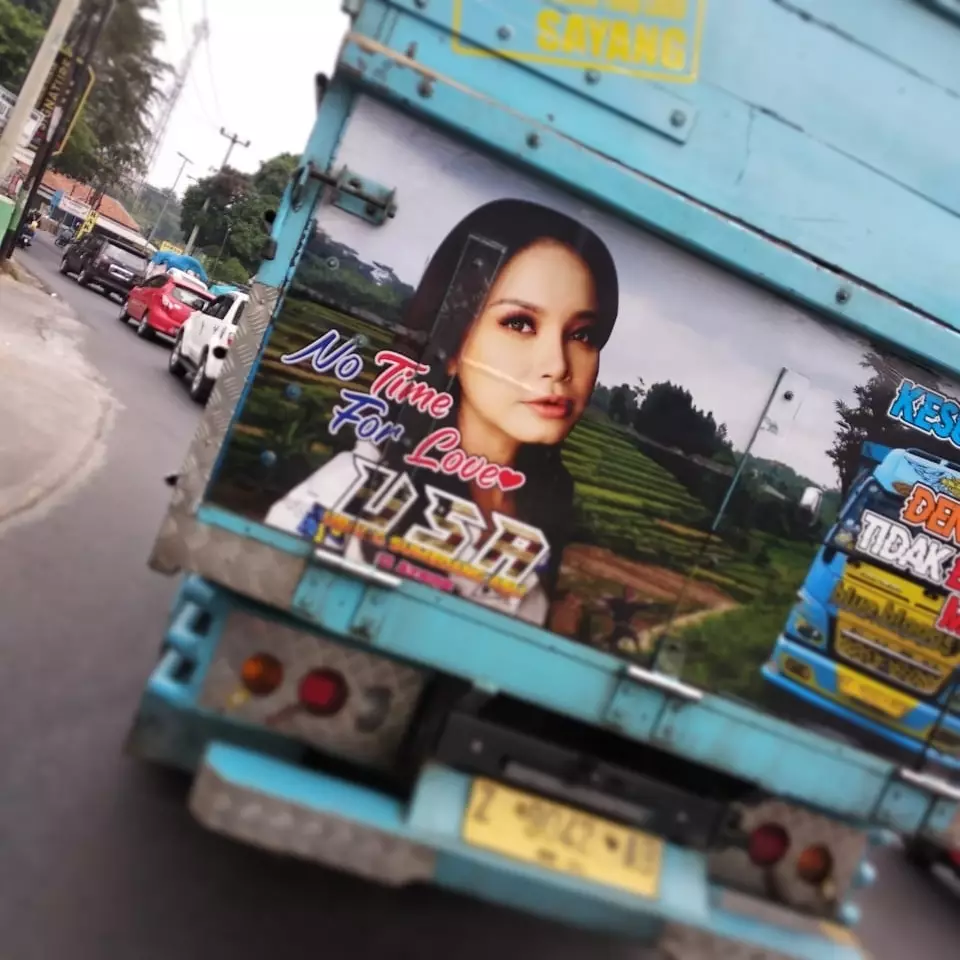 Potret penyanyi di belakang truk © Instagram Potret penyanyi di belakang truk © Instagram