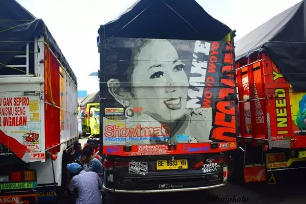 Potret penyanyi di belakang truk © Instagram Potret penyanyi di belakang truk © Instagram