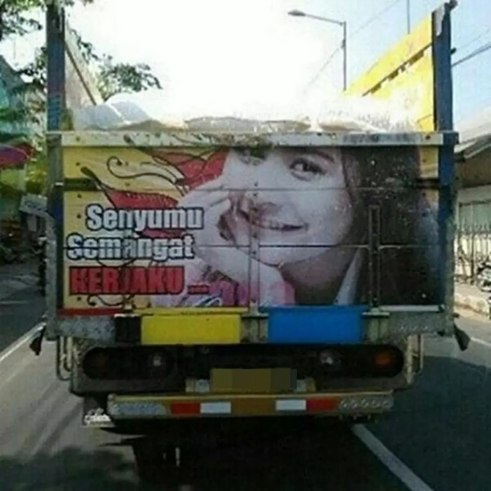 Potret penyanyi di belakang truk © Instagram Potret penyanyi di belakang truk © Instagram