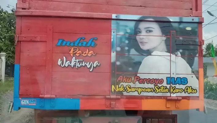 Potret penyanyi di belakang truk © Instagram Potret penyanyi di belakang truk © Instagram