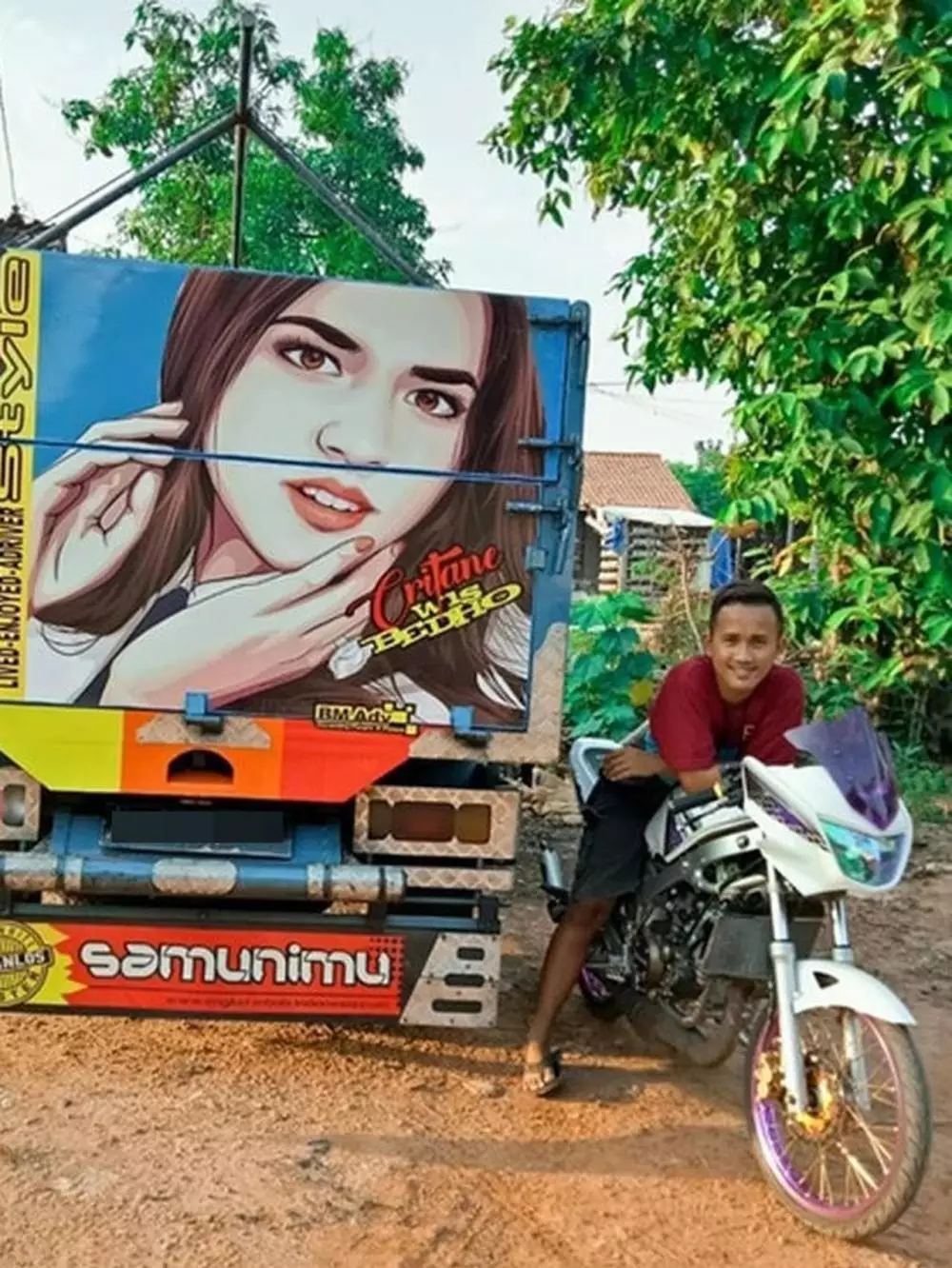 Potret penyanyi di belakang truk © Instagram Potret penyanyi di belakang truk © Instagram