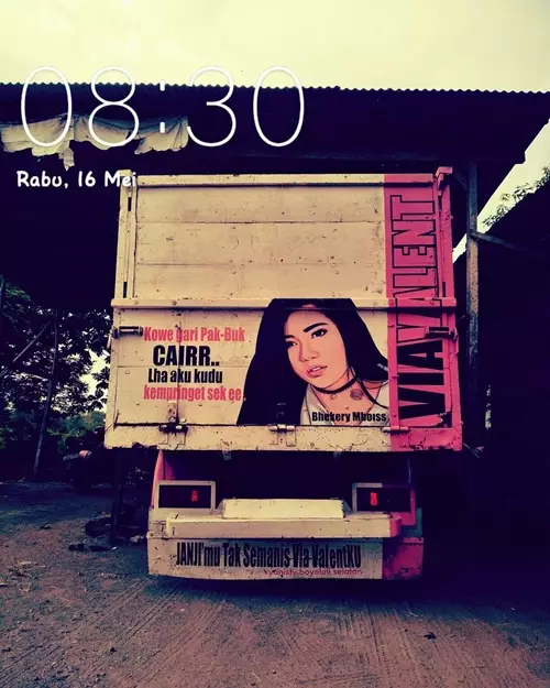 Potret penyanyi di belakang truk © Instagram Potret penyanyi di belakang truk © Instagram