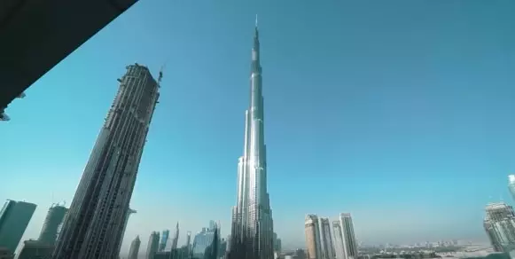 Momen Ahsanty makan di restoran tertinggi di dunia © YouTube/The Hermansyah A6