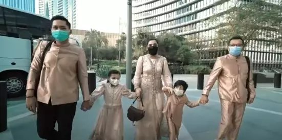 Momen Ahsanty makan di restoran tertinggi di dunia © YouTube/The Hermansyah A6