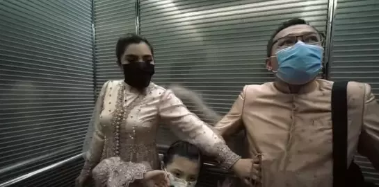 Momen Ahsanty makan di restoran tertinggi di dunia © YouTube/The Hermansyah A6