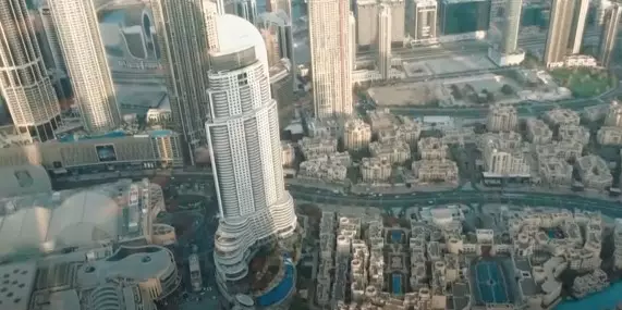 Momen Ahsanty makan di restoran tertinggi di dunia © YouTube/The Hermansyah A6