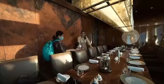 Momen Ahsanty makan di restoran tertinggi di dunia © YouTube/The Hermansyah A6