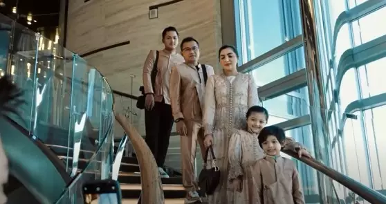 Momen Ahsanty makan di restoran tertinggi di dunia © YouTube/The Hermansyah A6