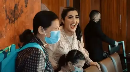 Momen Ahsanty makan di restoran tertinggi di dunia © YouTube/The Hermansyah A6