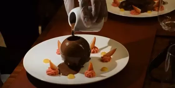 Momen Ahsanty makan di restoran tertinggi di dunia © YouTube/The Hermansyah A6