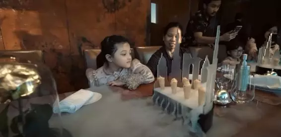 Momen Ahsanty makan di restoran tertinggi di dunia © YouTube/The Hermansyah A6