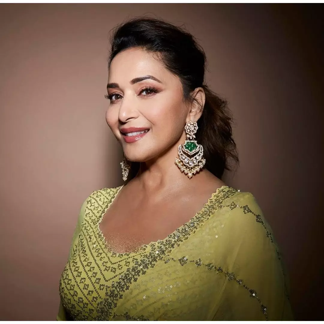10 Potret lawas Madhuri Dixit, kecantikannya tak luntur hingga kini