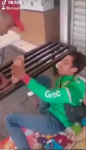 viral driver ojol kakinya tersangkut kursi besi Berbagai sumber