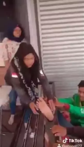viral driver ojol kakinya tersangkut kursi besi Berbagai sumber