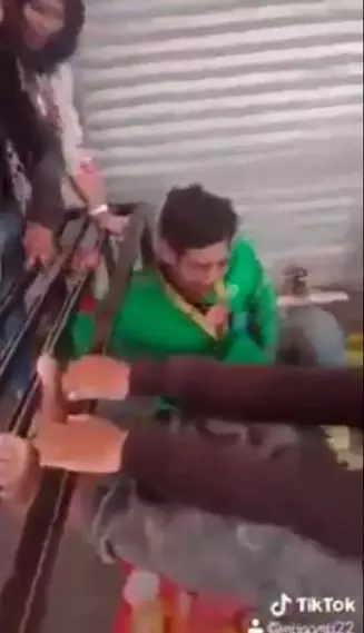 viral driver ojol kakinya tersangkut kursi besi Berbagai sumber