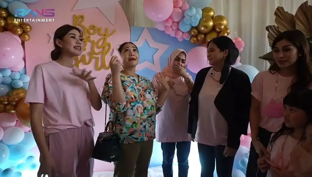 Nagita umumkan jenis kelamin anak kedua © 2021 brilio.net YouTube Nagita umumkan jenis kelamin anak kedua © 2021 brilio.net YouTube