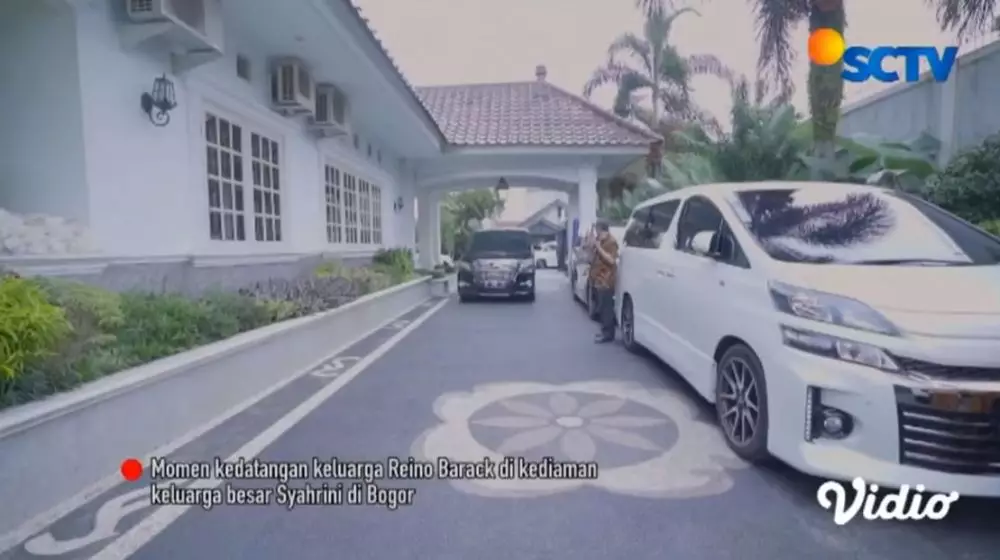 lamaran Syahrini dan Reino © 2021 brilio.net lamaran Syahrini dan Reino © 2021 brilio.net