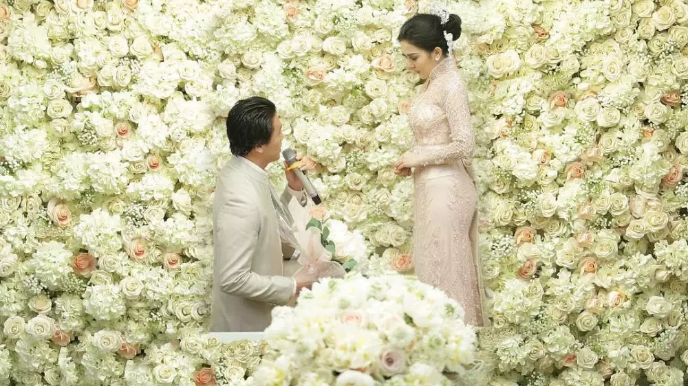 lamaran Syahrini dan Reino © 2021 brilio.net lamaran Syahrini dan Reino © 2021 brilio.net