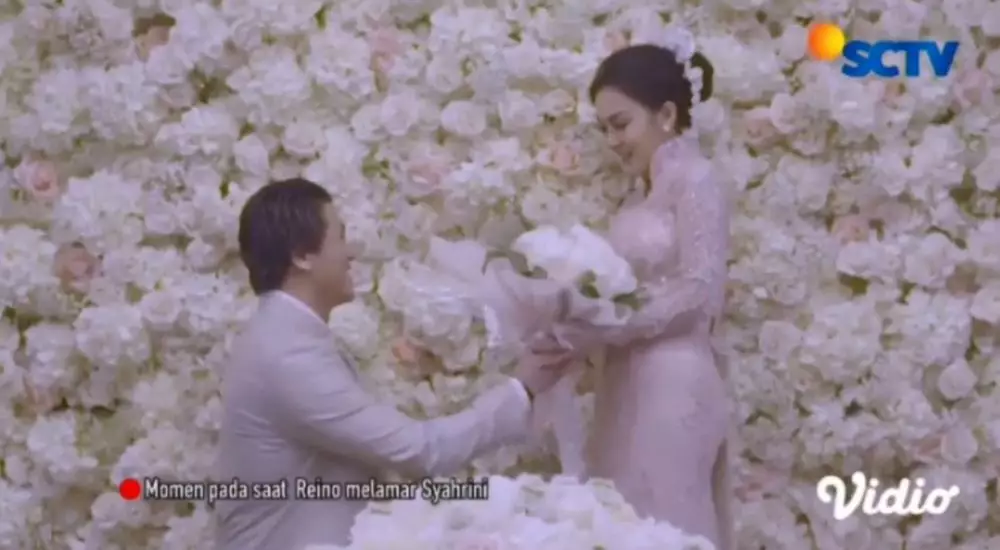 lamaran Syahrini dan Reino © 2021 brilio.net lamaran Syahrini dan Reino © 2021 brilio.net