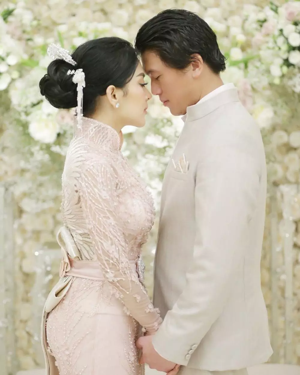 lamaran Syahrini dan Reino © 2021 brilio.net lamaran Syahrini dan Reino © 2021 brilio.net